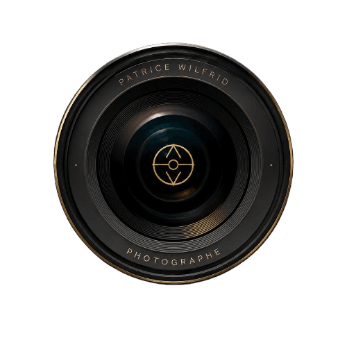 Objectif photographique gravé Patrice Wilfrid, photographe
