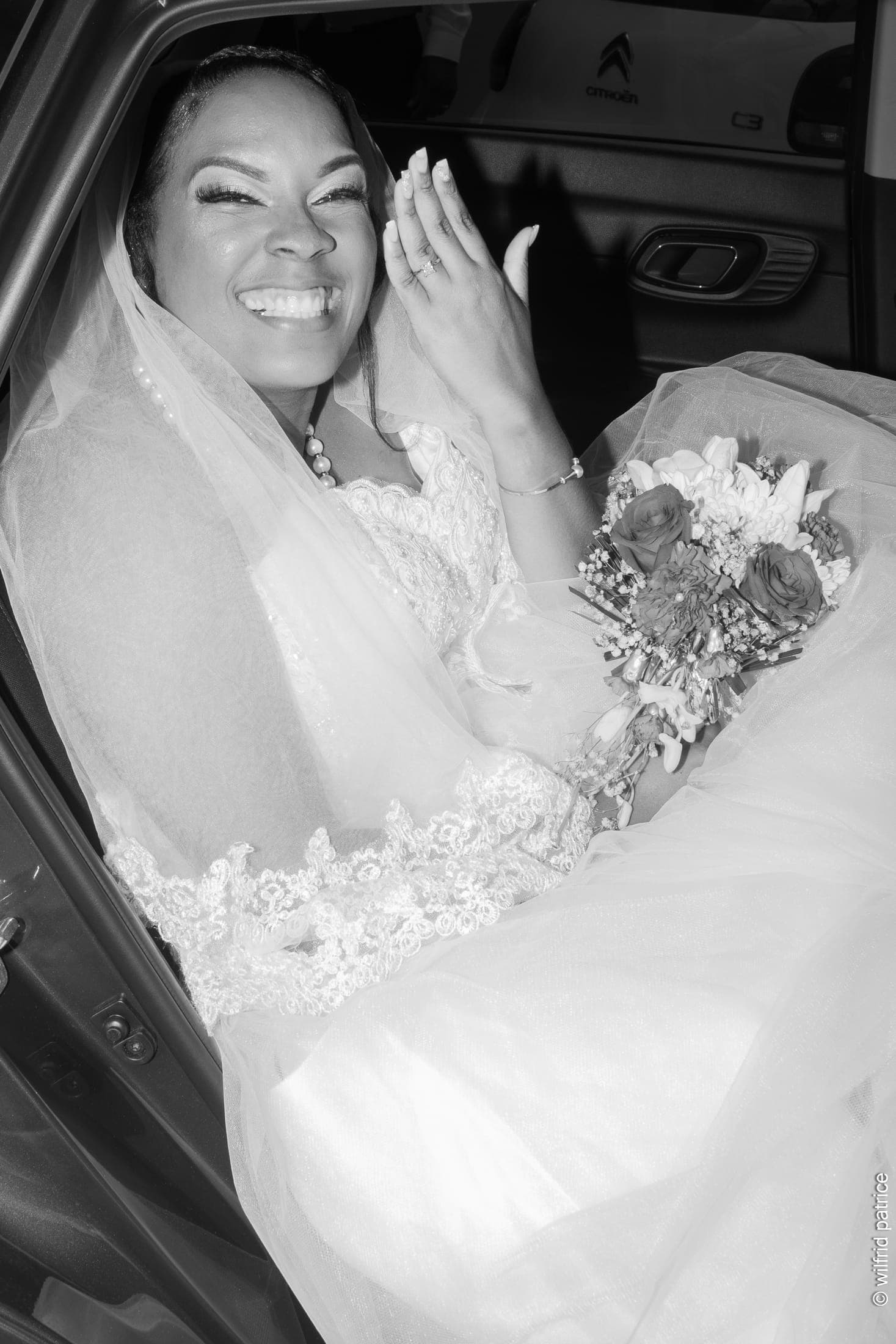 Mariée souriante avant la cérémonie