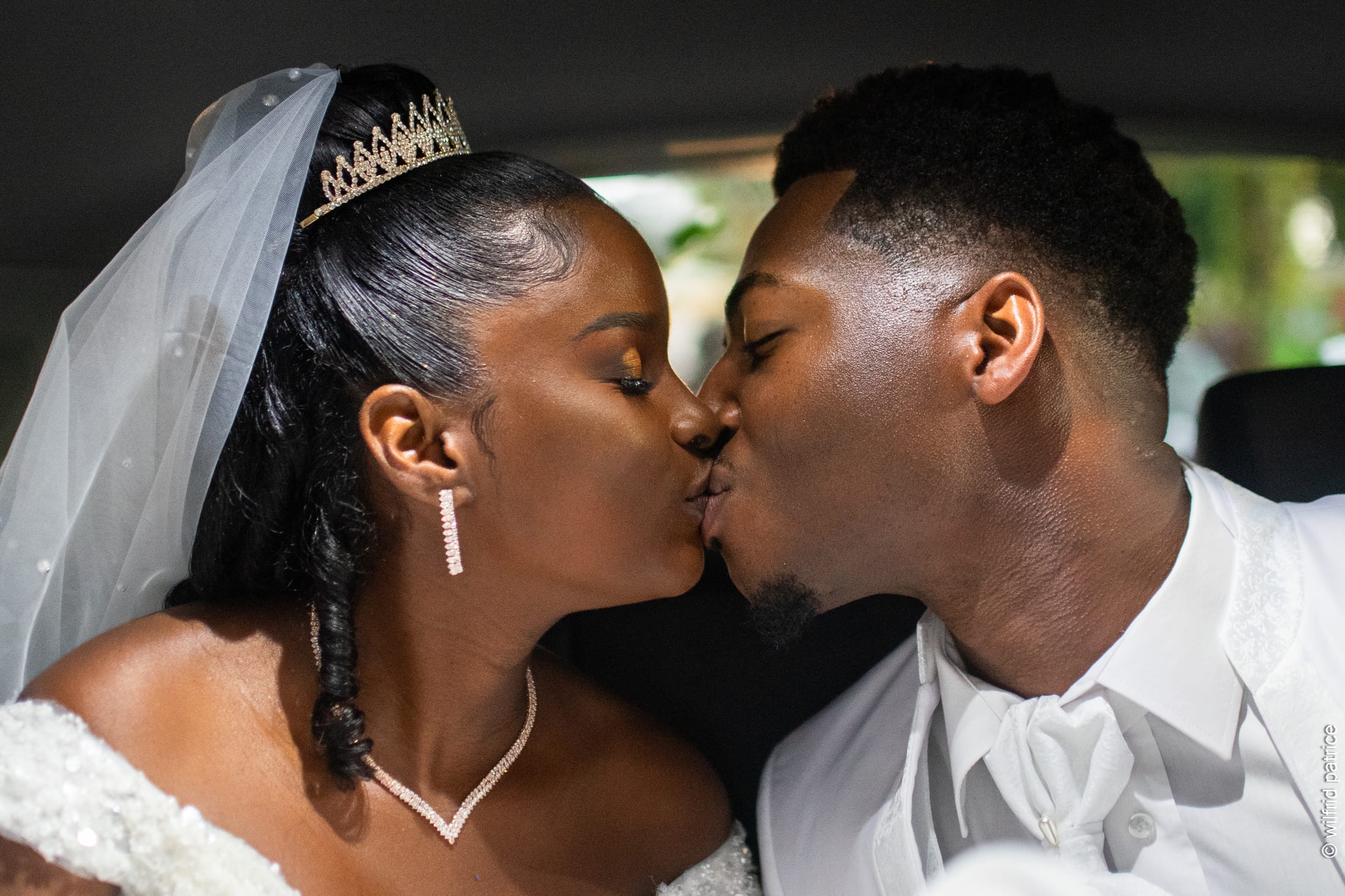Ryan et Emilia partageant un baiser le jour de leur mariage